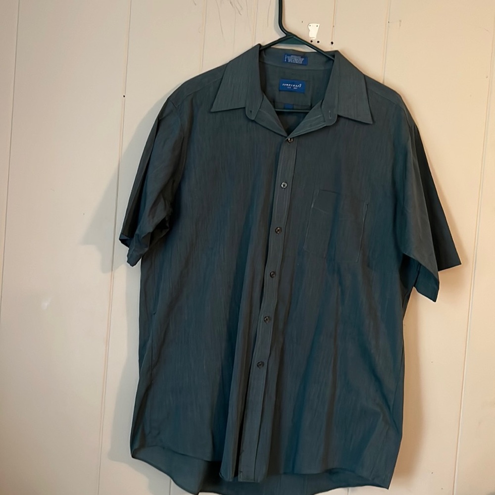 A man green dress shirt